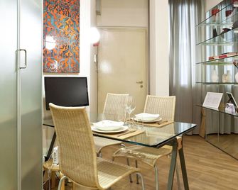 إيتاليان واي - فيوري تشياري - ميلان - غرفة طعام