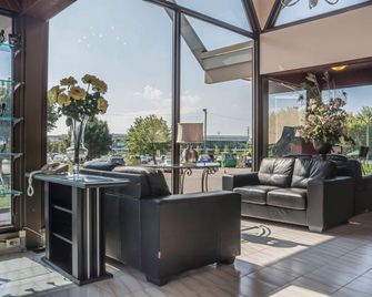 Rodeway Inn Fallsview - ניאגרה פולס - לובי