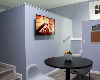 Serene & Stylish Adu | Mins To Uncc | Queen Bed - Charlotte - Dining room