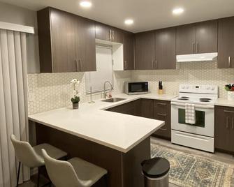 Beautifully Remodeled Modern Retreat W/Garage! - Modesto - Kitchen
