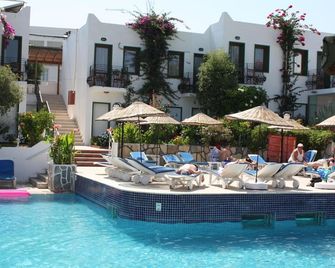 Bronze Hotel - בודרום - בריכה