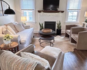 Cozy Elmwood bungalow in quiet neighborhood close to USC, hospitals & downtown - Columbia - Living room