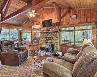 Secluded Stanardsville Cabin with 10 Acres and Hot Tub - Stanardsville - Living room