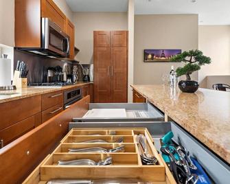 Modern Home Near Dt, Heights Washington Games - Houston - Kitchen
