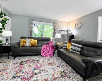 Lovely 3BD Apt. K | free parking, great coffee! - Mendota - Sala de estar