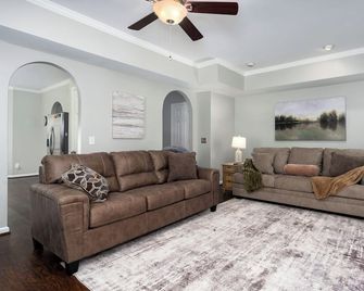 Family Retreat with King/Queen Beds open concept - Pelham - Obývací pokoj