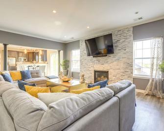Spacious Family Home Near Atlanta! - Fairburn - Living room