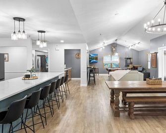 Spacious 7-bedroom house in charming Green Lake near Golf Course and Downtown - Green Lake - Comedor