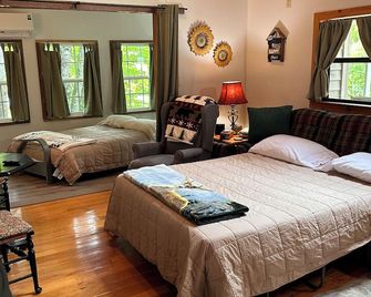 Godin's Get A Way, Creekside cabin, Relax in Murphy, NC. Close to everywhere! - Murphy - Bedroom