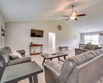 Wraparound Porch: Home Near Dtwn Crossville! - Crossville - Obývací pokoj