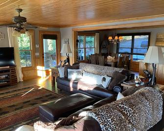 Come Relax with your family at Casa Bear - Александер-Сіті - Вітальня
