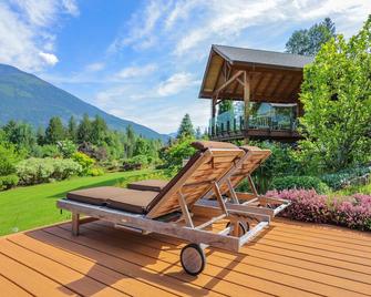 Welcome to the Poppy Inn! - Balfour - Patio