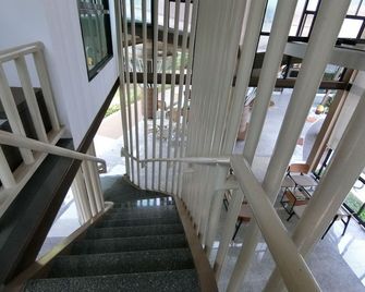 더 래빗 홈 - 나콘 나욕 - 계단