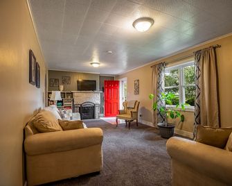 Cozy Volant Ranch With Lakeview - Volant - Living room