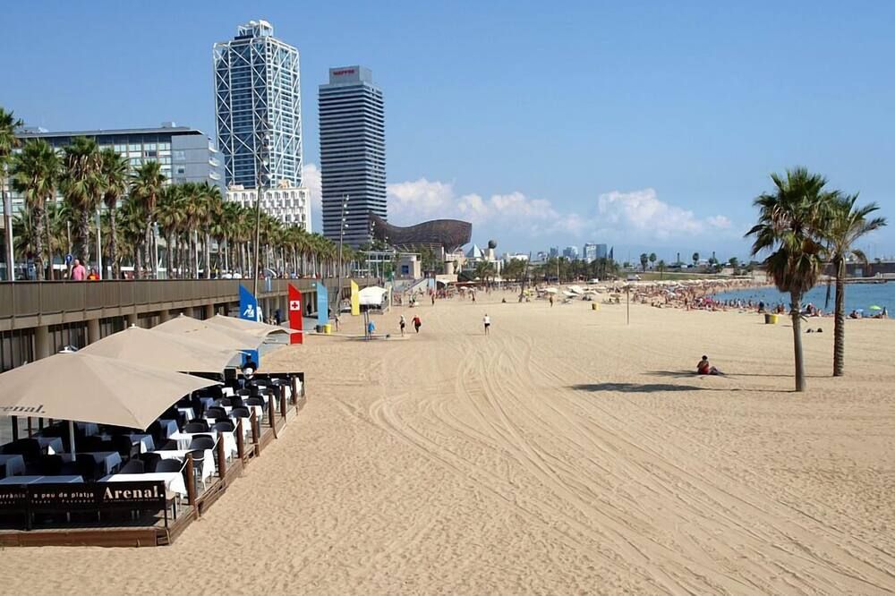 Spacious, newly renovated, with metro, train and bus stations just right - Barcelona - Ranta