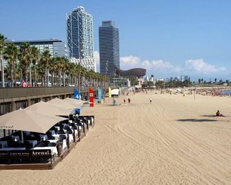 Spacious, newly renovated, with metro, train and bus stations just right - Barcelona - Ranta