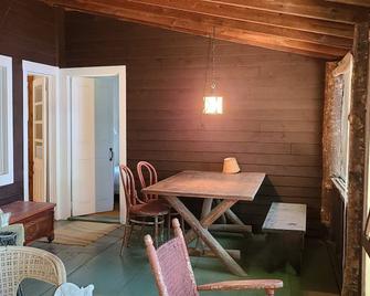 Lakefront Rustic 1930s dog friendly Cabin w/lg screened porch near Lake George - Fort Ann - Dining room