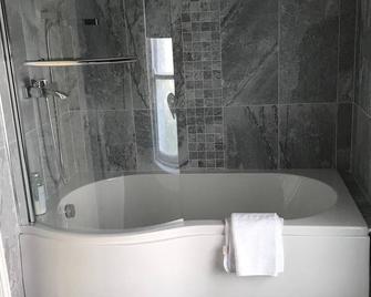 Garden Double Room with own door access and bathroom - Newry - Bathroom