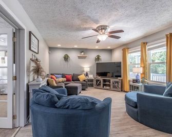 Pet-Friendly - Fire Pit - Chained Fence Pet Area - Cherokee - Living room