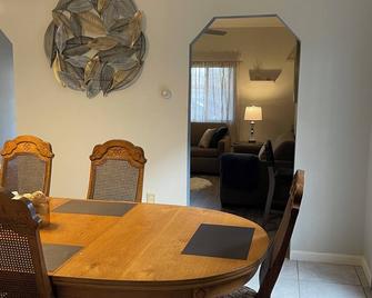 Amazing 3 bedroom, 1.5 bath Dream Home near Franciscan Univ. in Steubenville - Steubenville - Jídelna