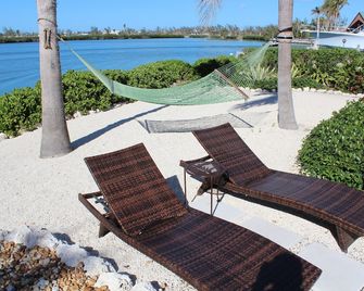 'Your own private resort' - Mockingbird Pointe - Waterfront, pool and dockage - Marathon - Patio