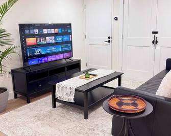Cozy and Spacious 2-bdrm apt w/off-street parking, secure entry, W/D, WiFi in DC - Washington, D.C. - Wohnzimmer