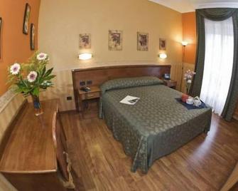 Hotel Verdi - פיוג'י - חדר שינה