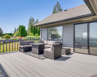 Spacious Camano Home w/ Hot Tub & Water Views! - Camano Island - Balcony