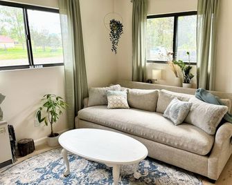 Updated cozy house in charming La Veta - La Veta - Sala de estar