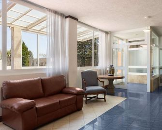 Howard Johnson by Wyndham Toluca - Toluca - Resepsjon