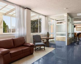 Howard Johnson by Wyndham Toluca - טולוקה - לובי