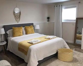 The Tranquil sun room - St. Catharines - Bedroom