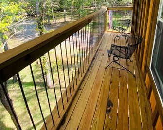 Lakeside Treehouse Rental with Hot Tub for Georgia Glamping - Jackson - Balcón