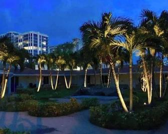 Private Suite # 4, five minutes walk to beach. - Pompano Beach