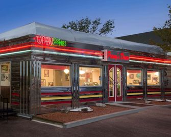 Travelodge by Wyndham Belen - Belen - Gebouw
