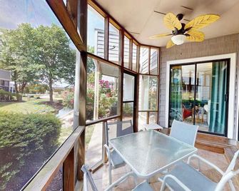 East of Sun condo with water-view patio, on-site pool & tennis - near beach - Fenwick Island - Balkon