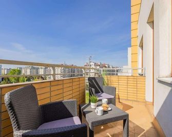 Spacious Apartment with Parking and Balcony by Noclegi Renters - وارسو - شرفة