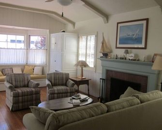 Gas Lamp Section Beach Cottage - Manhattan Beach - Living room