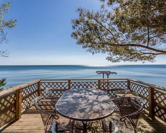 Cozy Red Cottage located directly next door from The Log Cabin - Lexington - Balcón