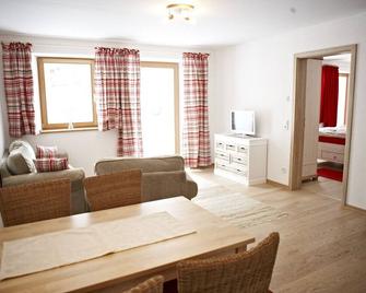 \'Wohnung am Bach\' - very quiet area with its own terrace and garage - Bayrischzell - Wohnzimmer