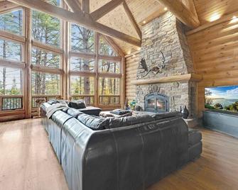 Large Luxury Lakefront Cottage Calabogie - Calabogie - Living room