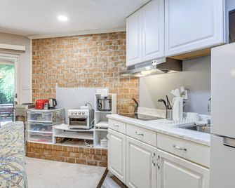 25 Mi to Downtown Baltimore & DC: Apt w/ Patio - Columbia - Kitchen