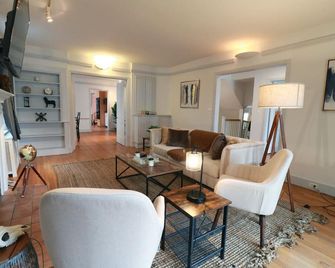 Grand Mid-Century Home Near University - Princeton - Living room