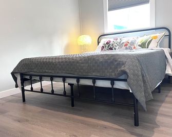 Lakefront Cottage #5 - Prince Edward County - Lake Consecon Resort - Prince Edward - Bedroom