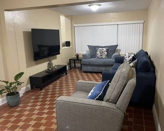 Cozy home, centrally located! - מיאמי - סלון