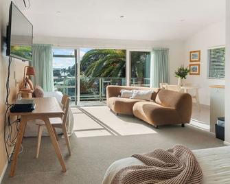 Asure Admirals View Motel - Paihia - Living room