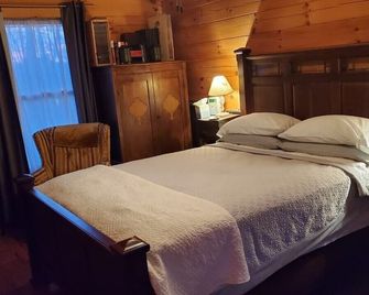 Fall Foliage Cabin on 11 acres with Lake/Mtn. Views! - Bristol - Bedroom
