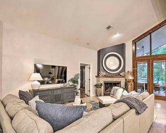 Guadalupe River Paradise w/ Hot Tub, Dock & Kayaks - Seguin - Wohnzimmer