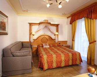 Alexander Hotel Alpine Wellness Dolomites - Molveno - Bedroom