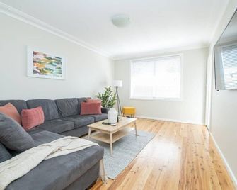 Sweet Caroline Sunny & Spacious Sleeps 6 - Orange - Living room